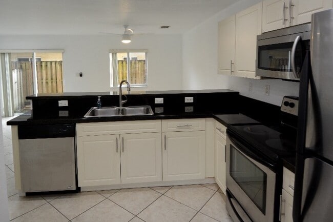 Building Photo - 324 NE 3rd St