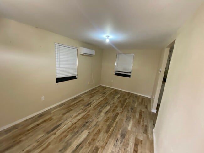 Building Photo - 2241 Gumwood Ave