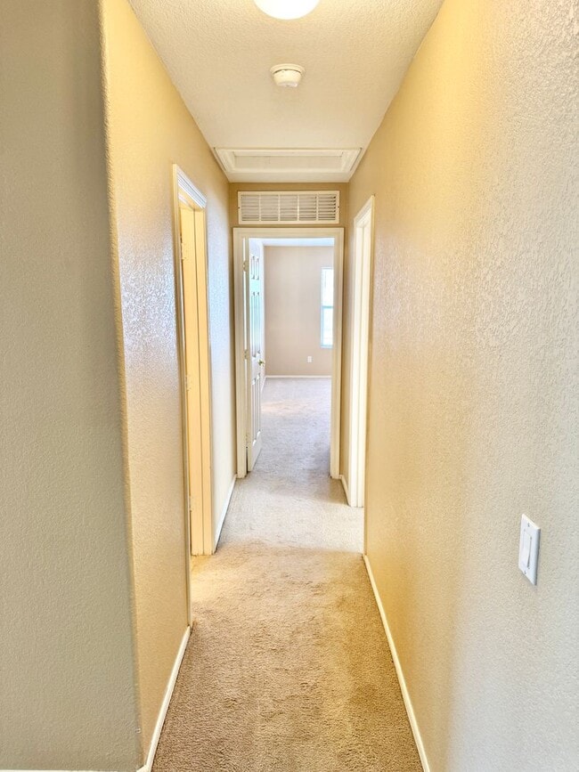 Building Photo - 3232 W Cavedale Dr
