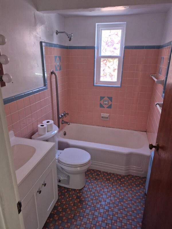 Building Photo - 3131 Mozart Ave