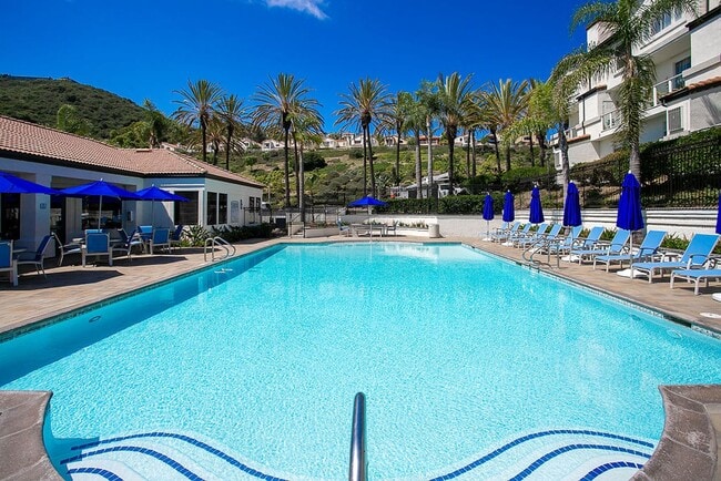 Building Photo - Elegantly Furnished Coastal Condo with Mountain Views