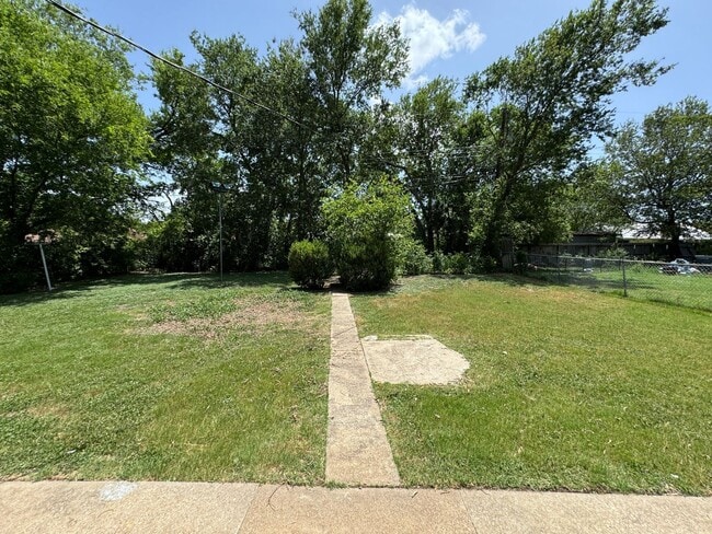 Building Photo - 212 W Robin Ln