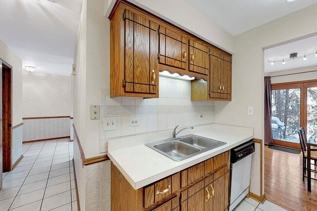 Building Photo - Cambridge Dr. Mokena