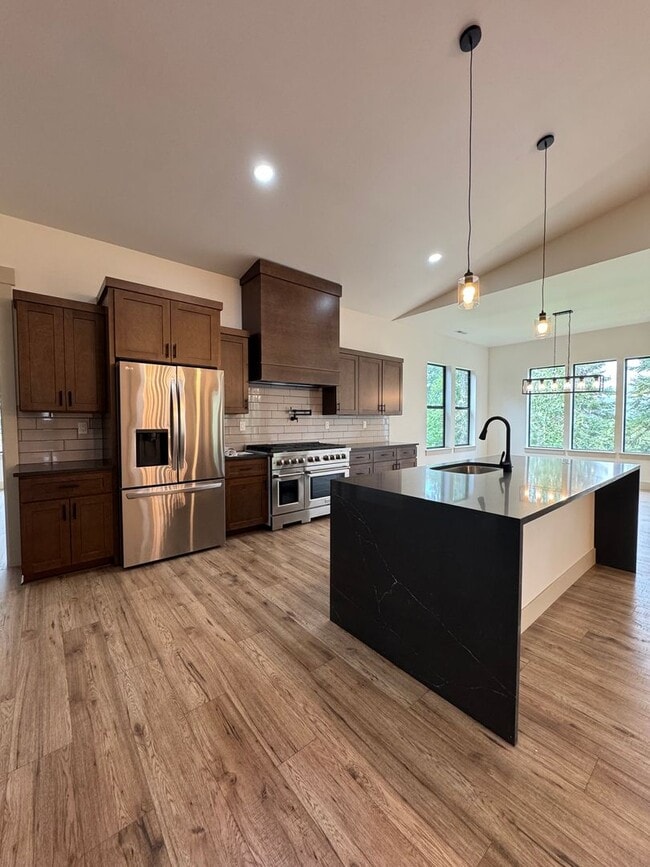 Building Photo - Luxury Rural Home Close to Town for Lease