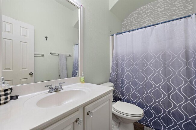 Building Photo - 123 Justin Leonard Dr