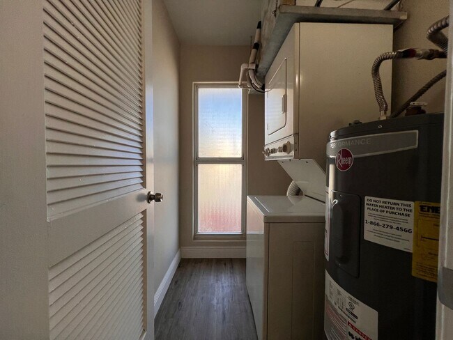 Building Photo - Spacious End-Unit Townhouse in Boynton Beach