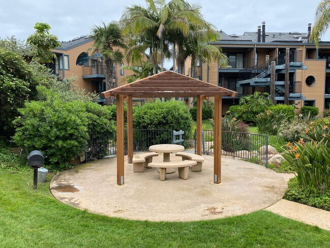 Building Photo - Spacious 2 Bedroom/ 2 Bath in the Highly Desired Tropical Setting of Windsong Cove Community of C...