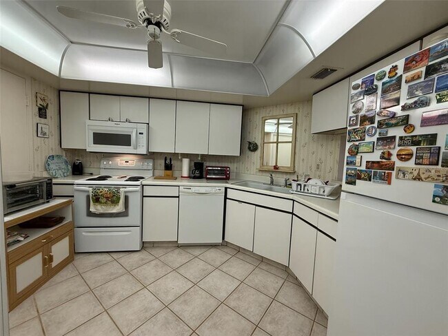 Building Photo - 7400 Sun Island Dr S