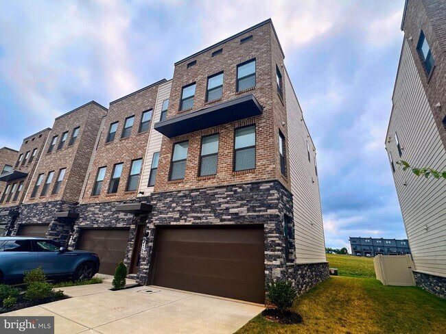 Building Photo - 470 Tiller St