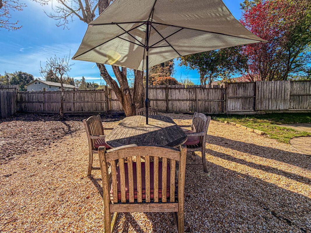 Building Photo - 208 Vista Ct