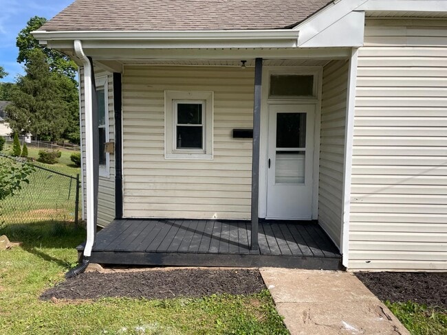 Building Photo - 2358 Sackett St