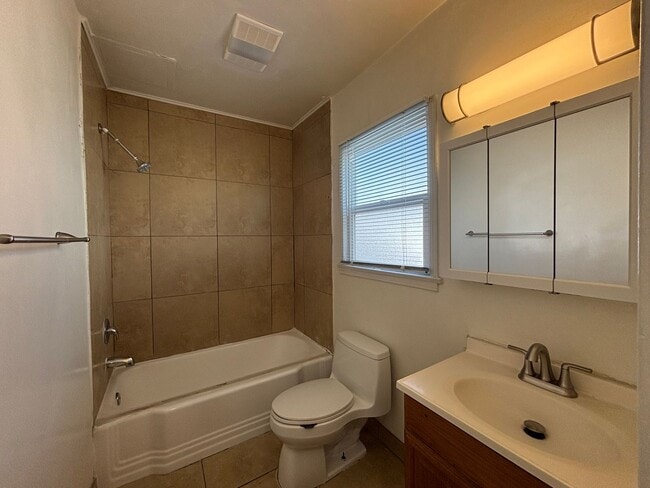 Building Photo - Glenoaks, 625-633 1/2