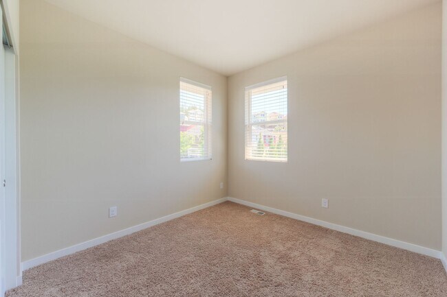 Building Photo - Spacious Brick and Wood Home in Issaquah