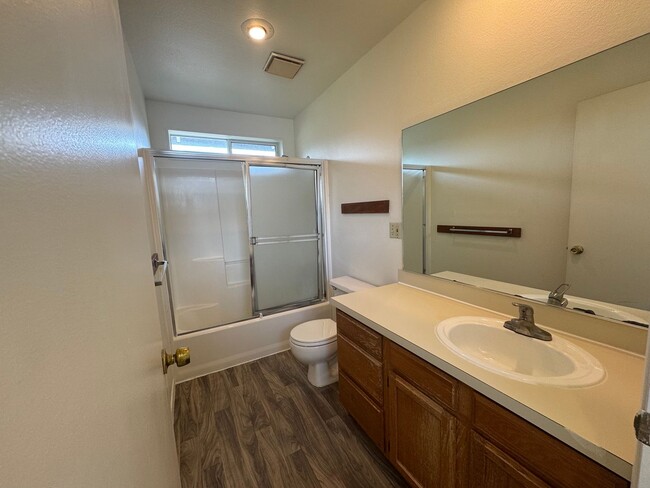 Building Photo - 3 Bedroom 2 Bathroom Duplex Walking Distan...