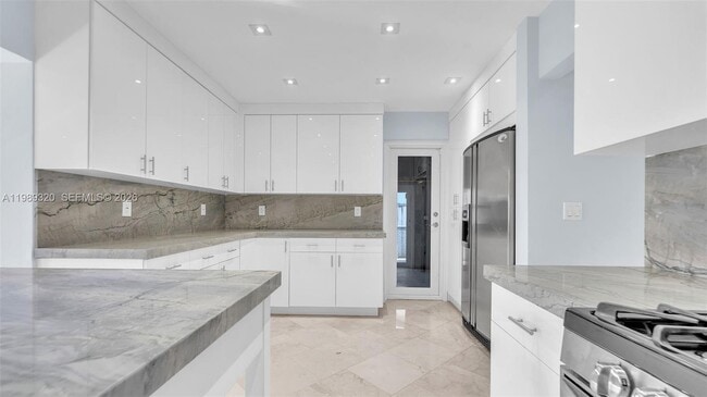 Building Photo - 2900 SW 92nd Ave