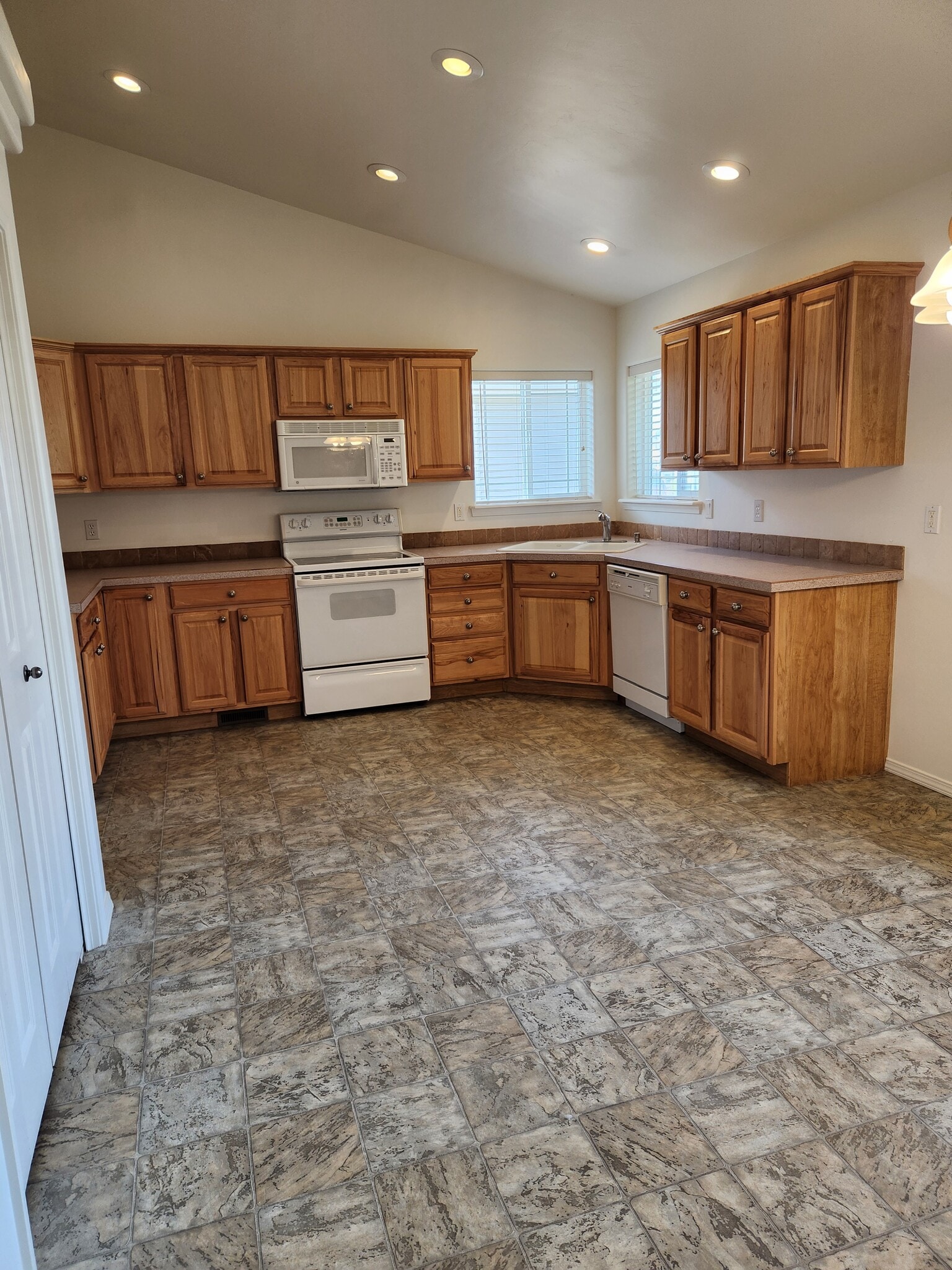 Kitchen - 411 Federation Rd