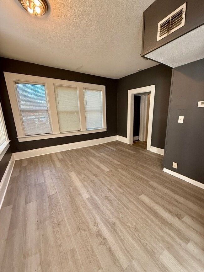 Building Photo - Wonderful 2 Bedroom a must see in Norwood.