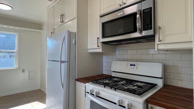 Kitchen - 1533 N Ontario St