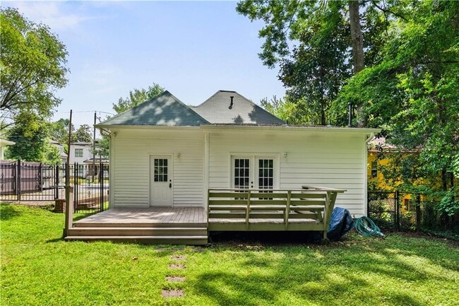 Building Photo - 240 Melrose Ave