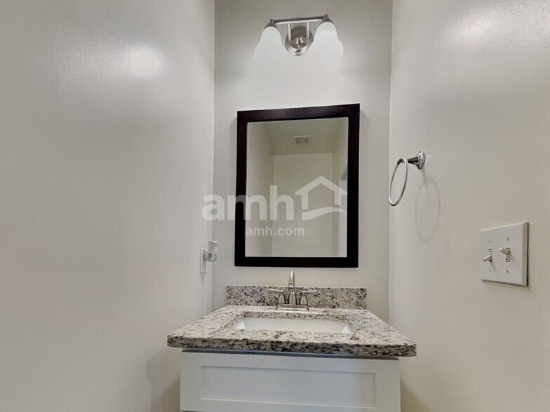 Building Photo - 301 Boulder Run