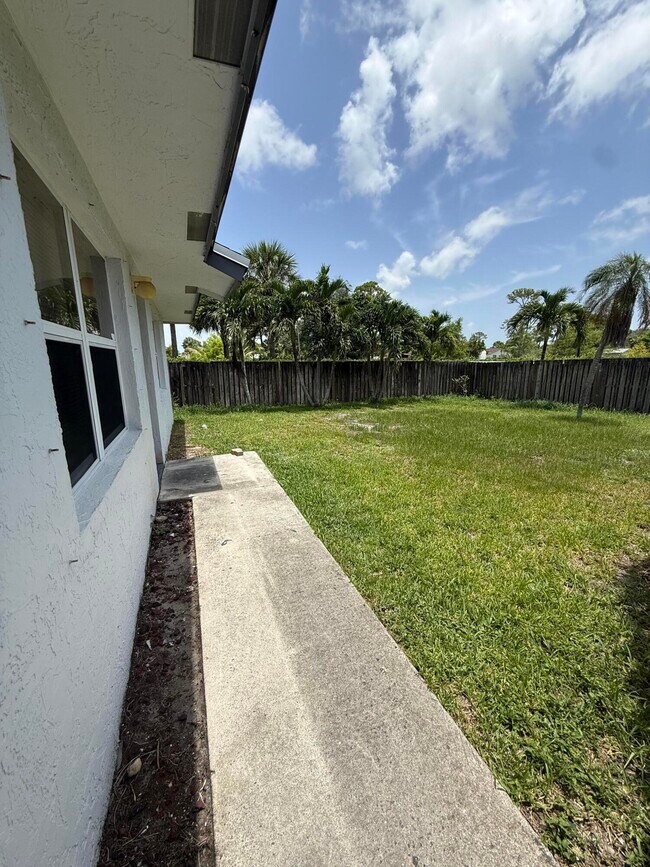 Building Photo - 3961 Park Ln