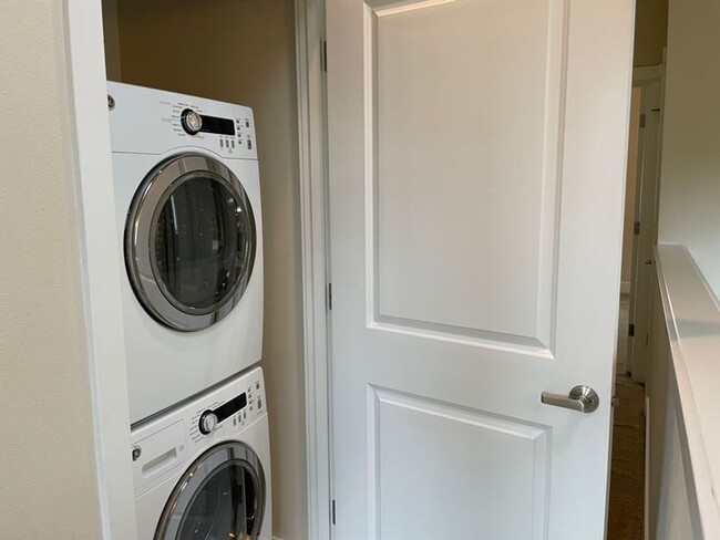 Building Photo - Light and Bright Greenwood Townhouse