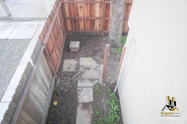 Building Photo - 125 B St