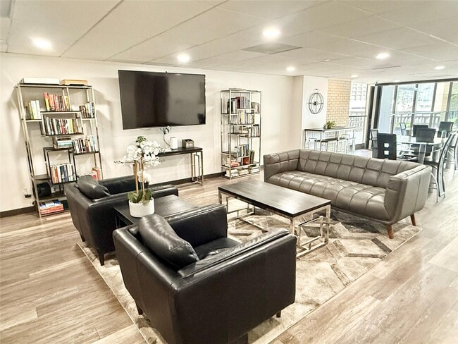 Building Photo - 2016 Main St