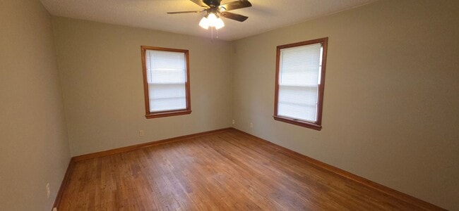 Building Photo - 3 Bedroom 2 Bath Carthage Stone Beauty! $1195