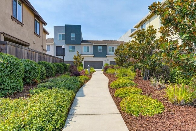Building Photo - Now Leasing – 3 Bed + Loft, 2.5 Bath (2019...