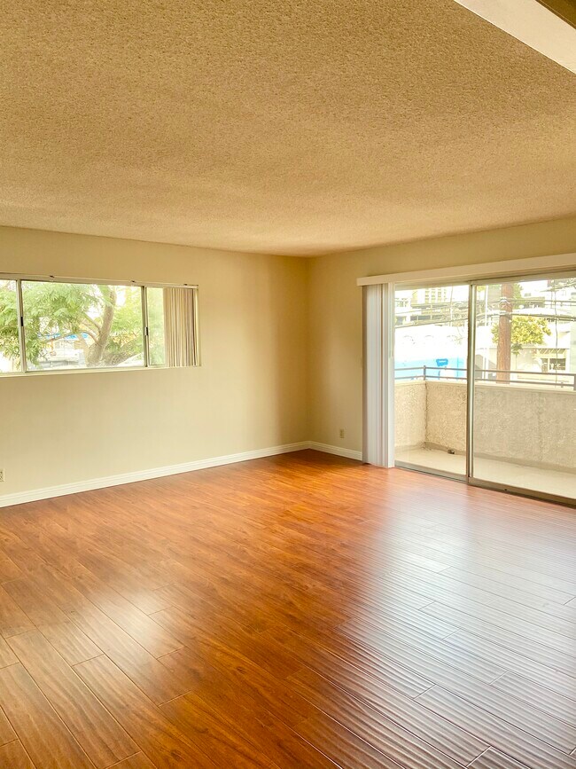 Building Photo - 1420 Rexford Dr