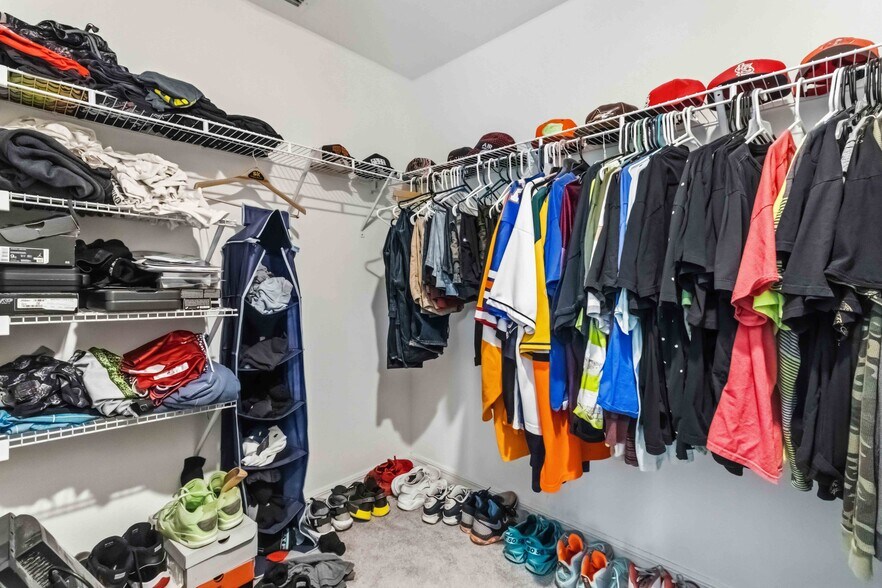 walk in closet - 9622 Pembrooke Pines Dr