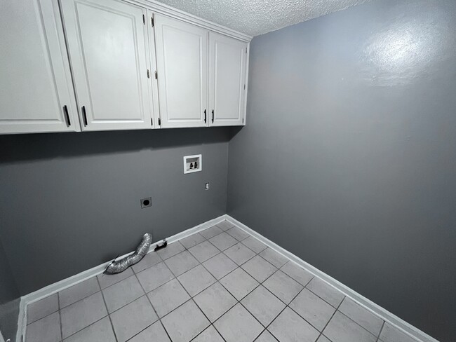 Building Photo - 33 Shaded Oaks Dr