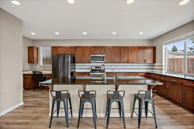 Building Photo - Spacious Spanaway Home w/ A/C & 5 Bedrooms...