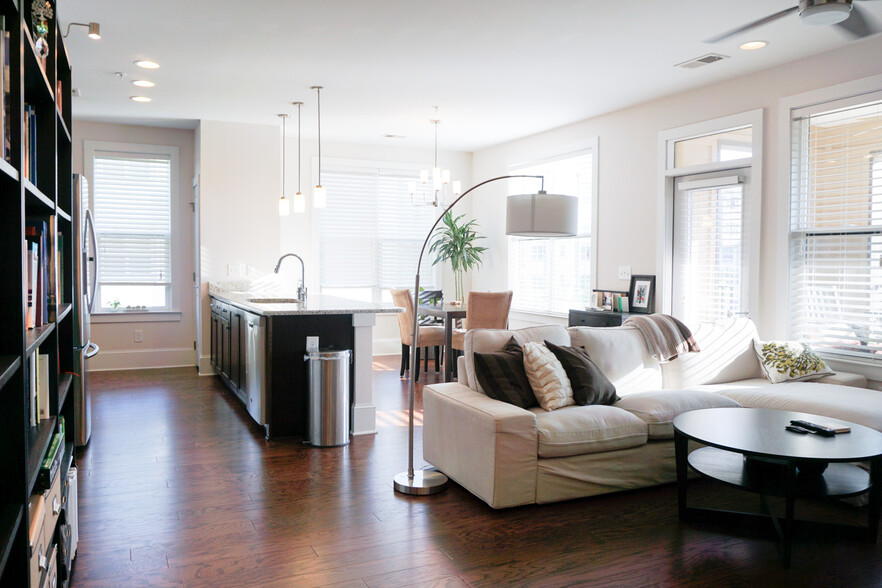 Corner unit with extra windows and natural light - 700 Finsbury St.