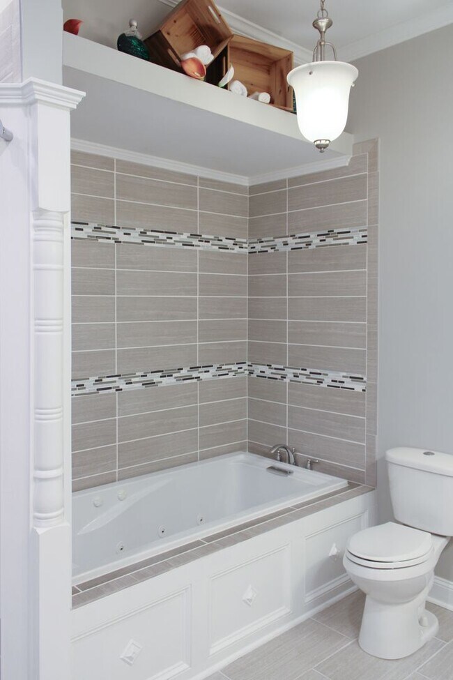Building Photo - 7 Rockbrook Dr