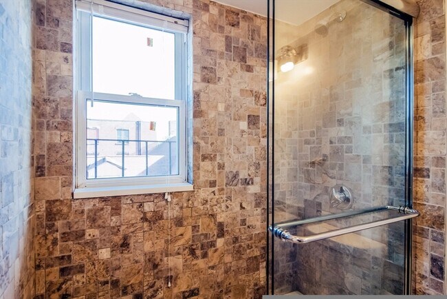 Building Photo - 108 Maverick St