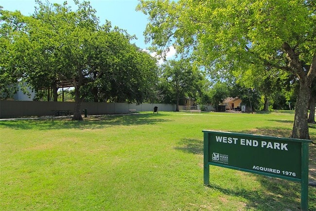 Building Photo - 3830 Center Plaza Dr