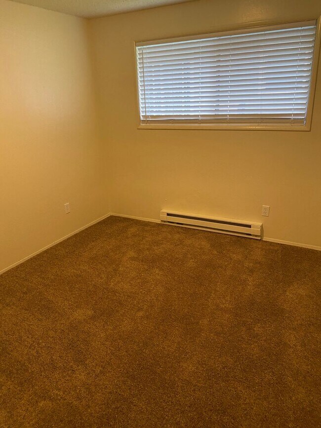 Building Photo - (473) Walnut Duplex - 2 Bedroom / 1 Bathroom - Updated