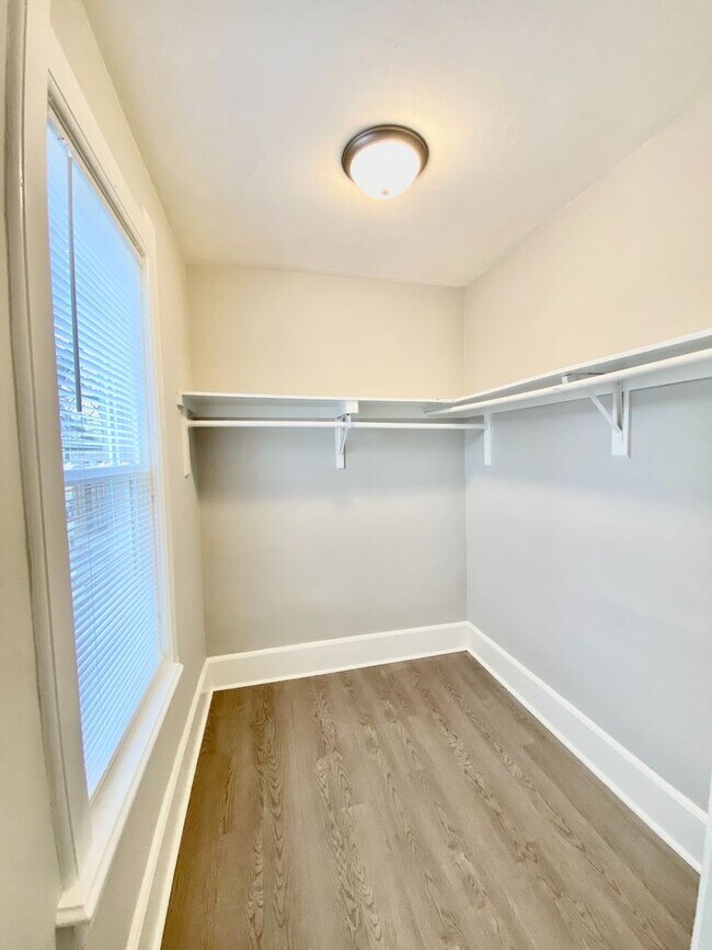 Building Photo - 1207 E Kane Pl