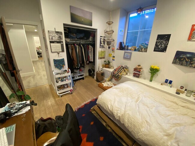 Building Photo - Spacious 3 Bed / 2 Bath | In-Unit Laundry | Fort Hill | 9/1