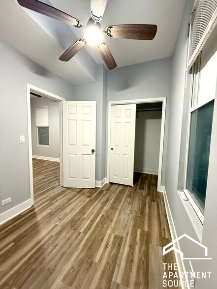 Building Photo - 942 N Elston Ave