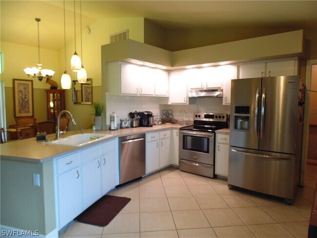 Building Photo - 4835 SW 18th Ave