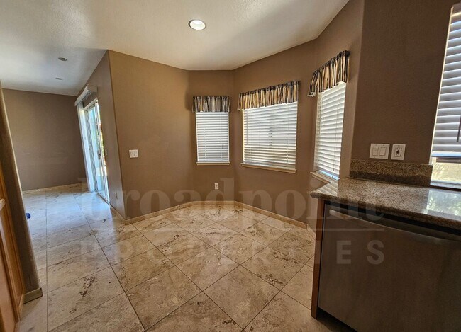 Building Photo - 605 Iona Ct