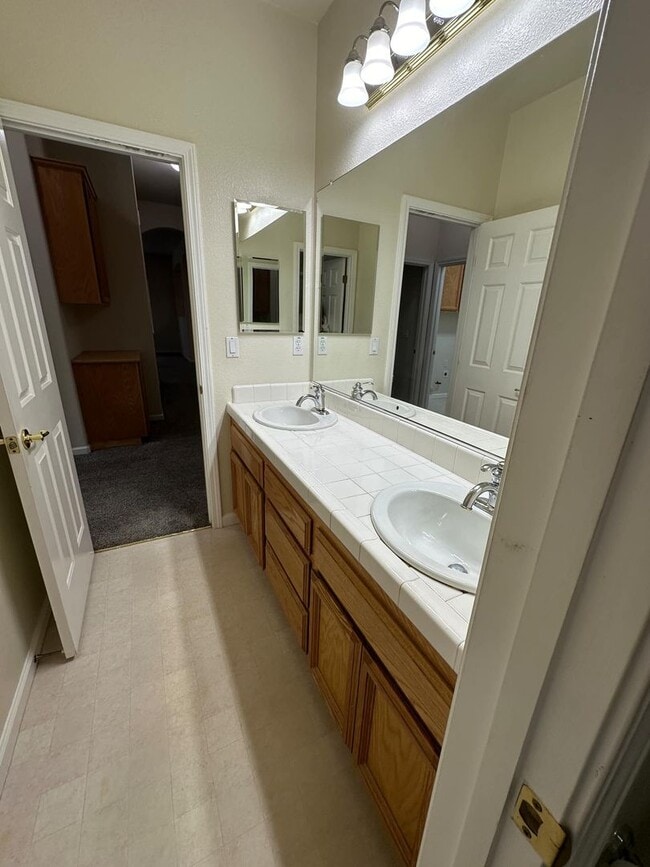 Building Photo - Charming 4 bedroom, 2 bathroom single fami...