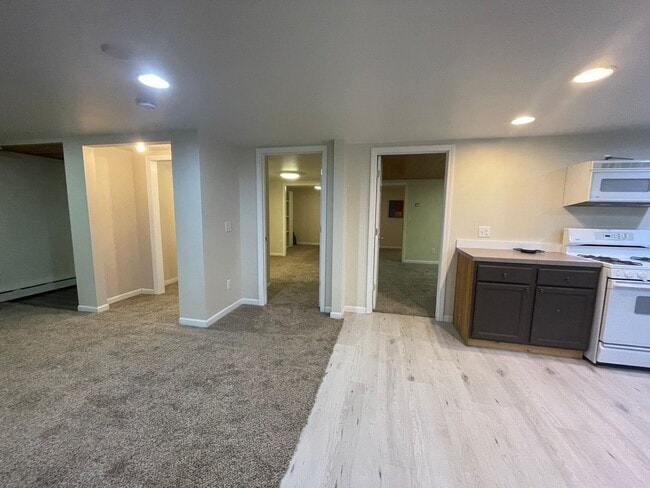 Building Photo - Spacious Garden-Level Studio in Prime Trav...