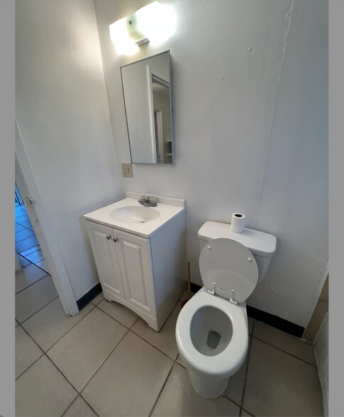 Building Photo - 929 S Thorne Ave