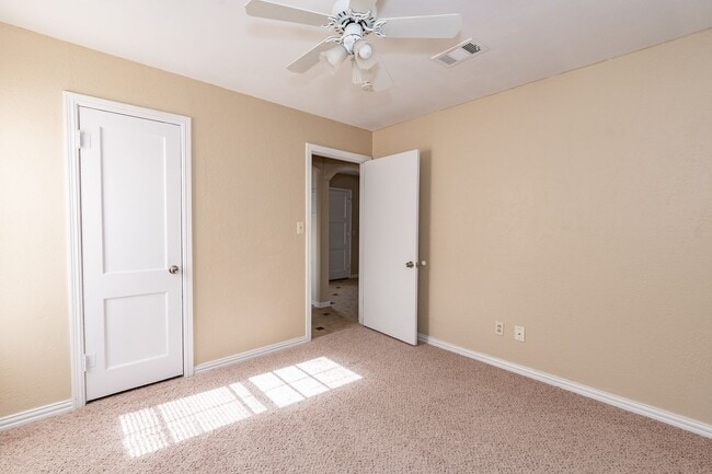 Building Photo - 2 bedroom home for lease!