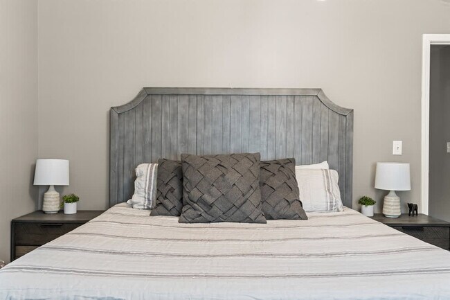 Building Photo - 2023 E Elm Grove Dr