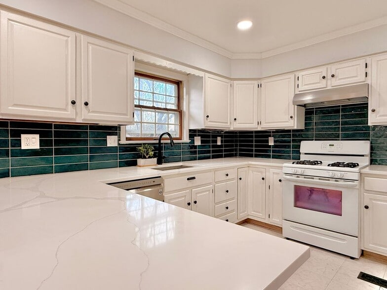 Building Photo - 7041 Harvey Ave